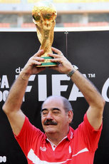 Taça da Copa faz 20ª parada e desembarca na Arena da Amazônia