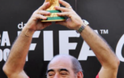 Taça da Copa faz 20ª parada e desembarca na Arena da Amazônia