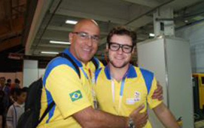 Líder da delegação brasileira, Marcelo Mendonça, com o campeão na categoria Instalação Hidráulica, Pablo Fachin. Fto  Leandra Felipe – Agência Brasil