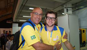 Líder da delegação brasileira, Marcelo Mendonça, com o campeão na categoria Instalação Hidráulica, Pablo Fachin. Fto  Leandra Felipe – Agência Brasil